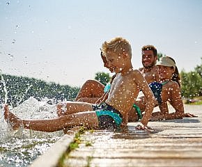 Pojďme k vodě! Co zabalit do plážové tašky?