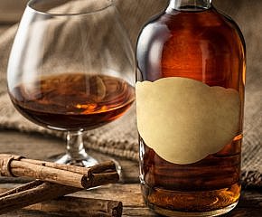 Tvrďák s ženskou zástěrou – rum Emperor Heritage