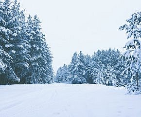 Je čas na zimní radovánky. Přinášíme tipy na výbavu na hory