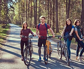 Léto na kolech: Co nechybí ve výbavě správného cyklisty?