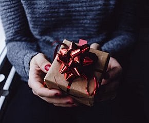 Pánové, čím letos potěšíte na Mezinárodní den žen? Tipy na originální dárky